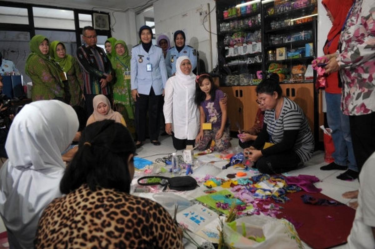 Menteri Khofifah tinjau kegiatan napi wanita di Lapas Pondok Bambu