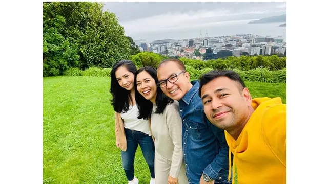 Saat liburan, Raffi Ahmad bertemu dengan Tantowi Yahya yang merupakan Duta Besar Indonesia di Selandia Baru.