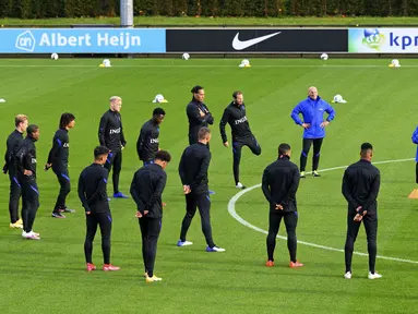 Pelatih Belanda Frank de Boer (kanan) berbincang dengan para pemainnya saat sesi latihan timnas Belanda di Zeist (5/10/2020). Belanda sedang mempersiapkan pertandingan eksibisi melawan Meksiko kemudian akan bertemu dengan Bosnia dan Herzegovina dan Italia di Lhe Nations League. (AFP/ANP/Olaf Kraak)