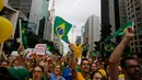 Para demonstran berteriak memprotes Presiden Brasil Dilma Rousseff, Sao Paulo, Brazil (15/3/2015). Satu juta demonstran memenuhi ruas jalan di kota-kota Brazil untuk memprotes ekonomi lesu, kenaikan harga dan korupsi. (Reuters/Nacho Doce)