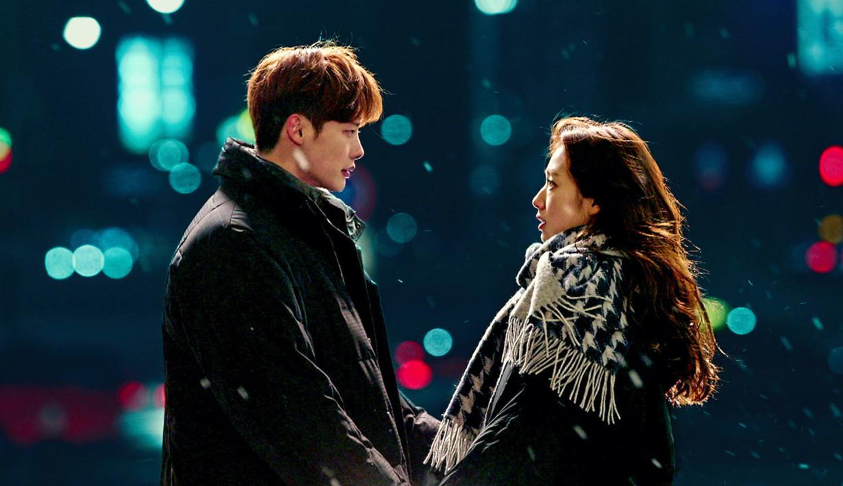 Pinocchio adalah K-Drama yang berpusat di sekitar Choi Dal Po (Lee Jong Suk), seorang pemuda yang bercita-cita menjadi jurnalis dan mencari keadilan bagi keluarganya, yang telah dituduh secara salah. Di sampingnya ada Choi In Ha (Park Shin Hye), seorang reporter dengan kondisi unik di mana dia cegukan setiap kali berbohong, karena masa lalu ayahnya sebagai reporter penipu. (Foto: SBS via Netflix)