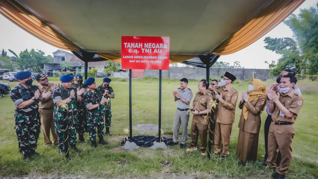 Bupati Jember Hendy Siswanto (Kiri) menyerahkan tanah negara bekas landasan pacu pesawat jepang di Jember ke TNI AU Lanut Abdurrahman Saleh Malang. (Istimewa)