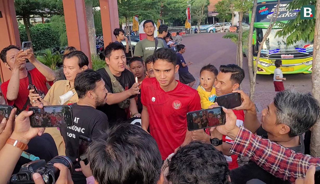 Pemain Timnas Indonesia, Marselino Ferdinan berjalan menuju lapangan saat melakukan latihan menjelang laga FIFA Matchday melawan Palestina di Lapangan Thor, Surabaya, Rabu (7/6/2023) sore WIB. Sebanyak tujuh pemain tambahan meliputi Edo Febriansyah, Marc Klok, Ricky Kambuaya, Rachmat Irianto, Marselino Ferdinan, Ernando Ari, dan Stefano Lilipaly yang ikut bergabung pada latihan hari kedua ini. (Bola.com/Wahyu Pratama)