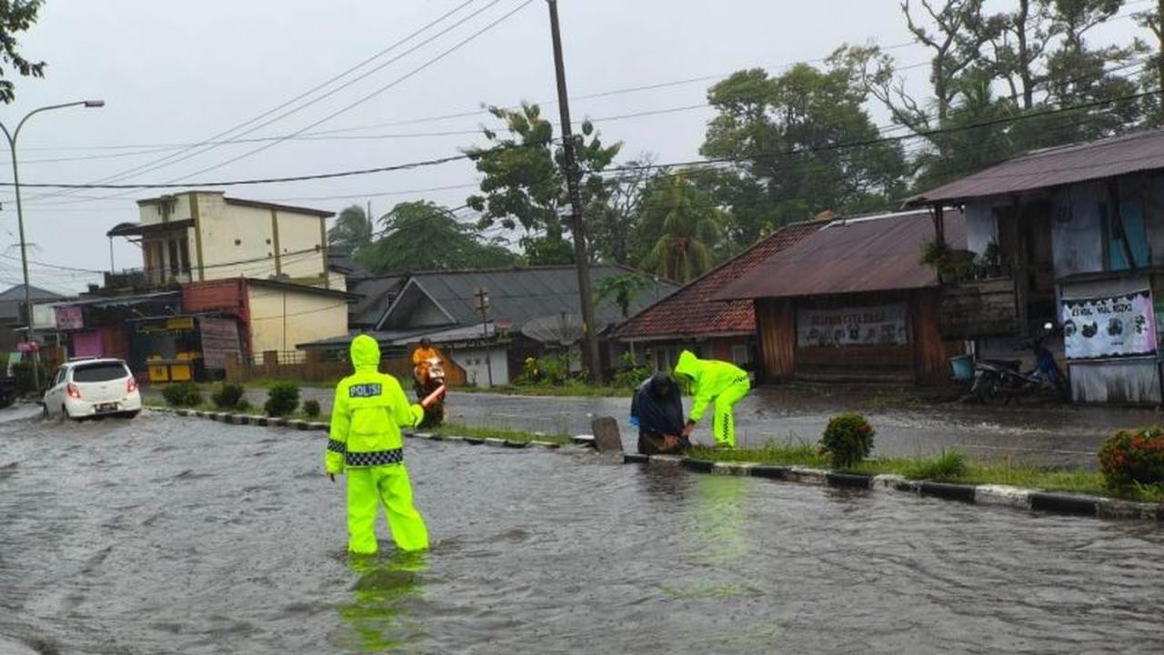 Polres Bangka Barat Gencarkan Patroli Banjir, Antisipasi Kecelakaan di Musim Hujan