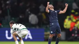 Pemain Lazio, Pedro, melakukan selebrasi setelah mencetak gol ke gawang Celtic pada laga Liga Champions di Stadion Celtic Park, Kamis (5/10/2023). (Andrew Milligan/PA via AP)
