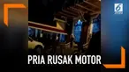 Insiden perusakkan motor oleh diri sendiri kembali terjadi. Kali ini, seorang pria merusak motornya karena tak terima ditegur soal parkir di sebuah masjid.