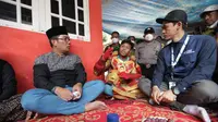 Gubernur Jawa Barat Ridwan Kamil saat mengunjungi pengamen berkostum Ironman, Kurwanto, yang menyelamatkan korban kecelakaan di Cibubur beberapa waktu lalu. (Foto: JQR)