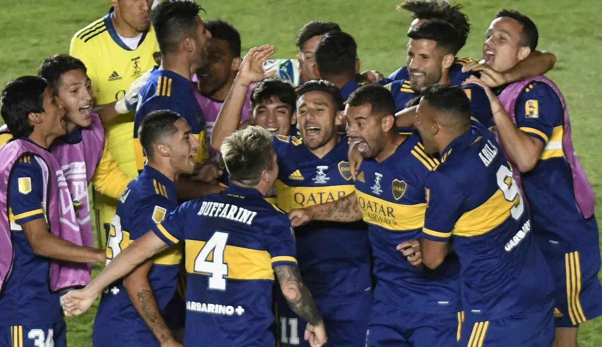 Pemain Boca Juniors merayakan merayakan kemenangan atas Bandfield di San Juan del Bicentenario Stadium, Selasa (19/1/2021). Boca Juniors menang 5-3 atas Banfield lewat adu penalti. (AFP/Andres Larrovere/various sources)