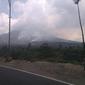 Kebakaran di sisi barat daya Gunung Merapi, pantauan dari Pos GA Jrakah Selo, Boyolali, Jawa Tengah, Minggu (1/11/2015). (Twitter/@JogjaUpdate/@yulia_angelina)