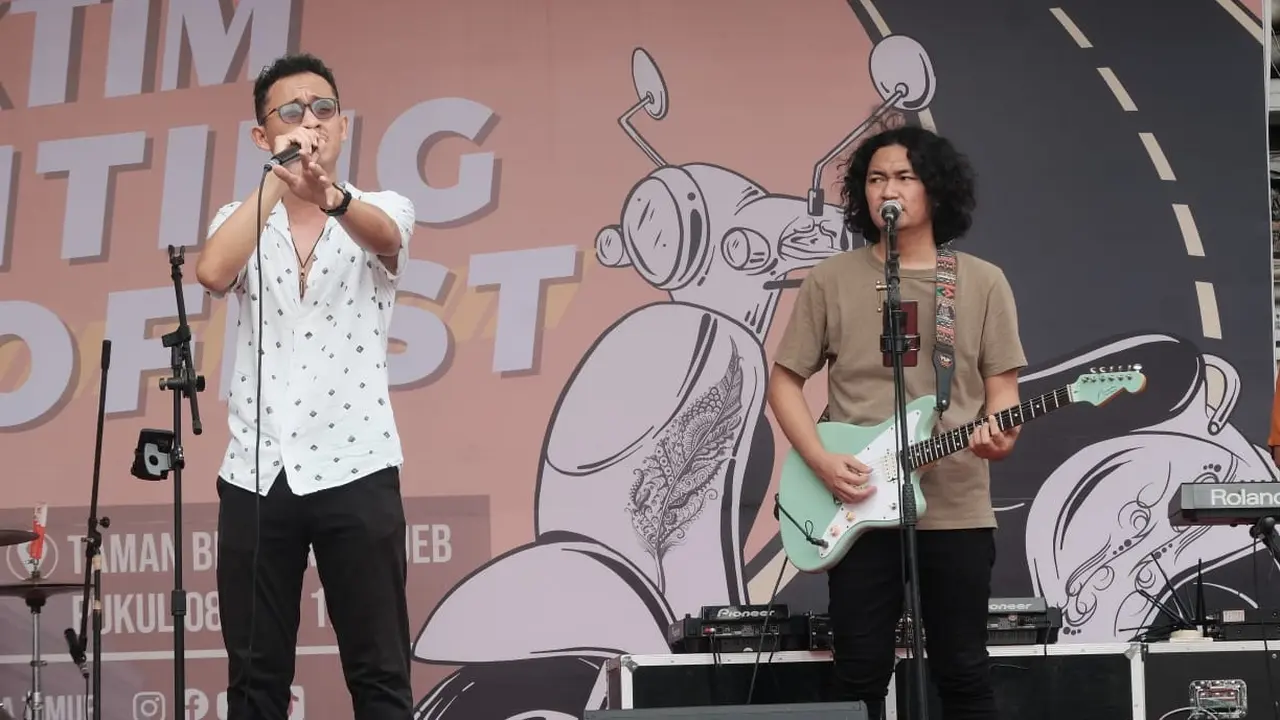 Aksi grup musik di acara Jaktim Painting Motofest (JPM) yang diadakan di Taman Benyamin Suaeb