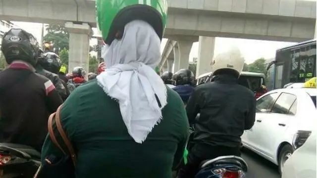 Nyeleneh, 8 Tingkah Kocak Penumpang Ojek Online Saat Pakai Helm