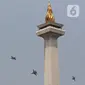 Pesawat Tempur F16 TNI AU terbang melintas di kawasan Monas, Jakarta, Selasa (17/8/2021). Aksi delapan pesawat tempur TNI AU itu untuk memperingati HUT Kemerdekaan ke-76 RI. (Liputan6.com/Herman Zakharia)