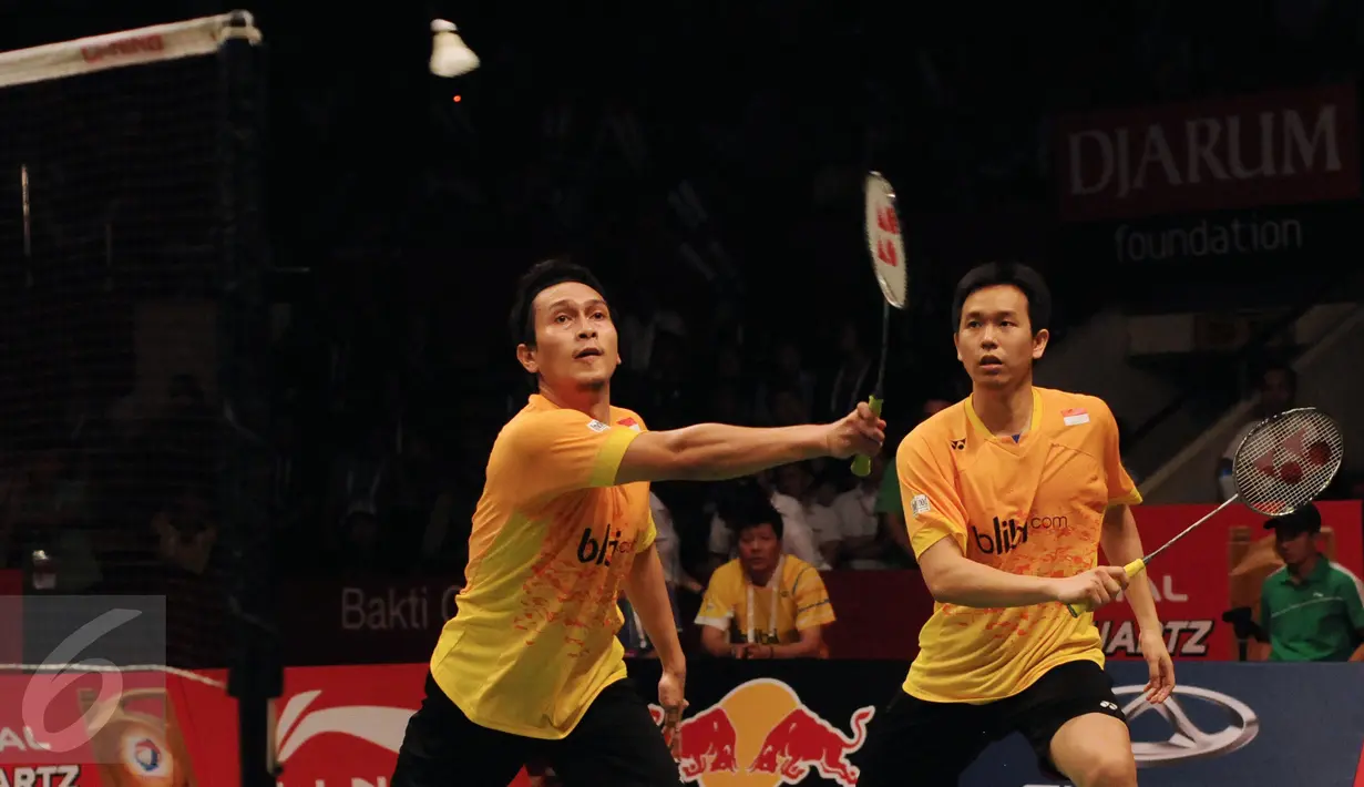 Pebulutangkis ganda putra Indonesia, M Ahsan/Hendra Setiawan menahan serangan Marcus Ellis/Chris Langridge (Inggris) di Total BWF World Championships 2015 di Jakarta, Jumat (14/8/2015). Ahsan/Hendra unggul 21-16 22-20. (Liputan6.com/Helmi Fithriansyah)