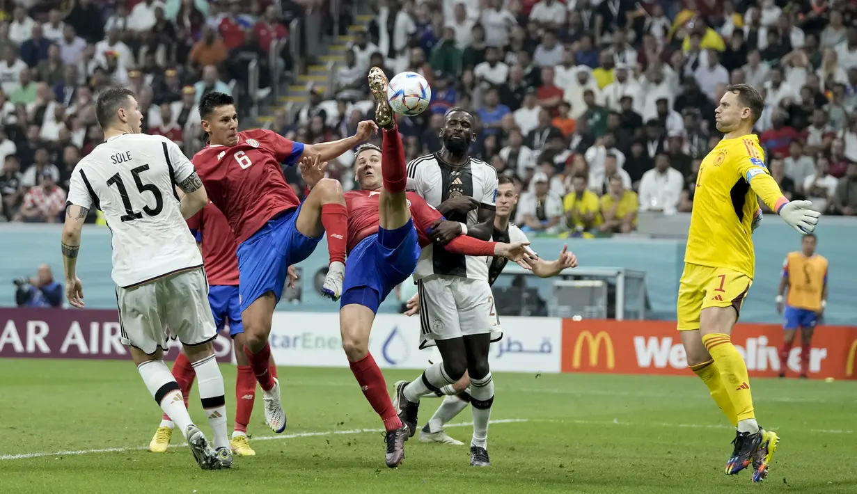 <p>Pemain Kosta Rika,&nbsp;Juan Pablo Vargas (tengah) mencetak gol kedua timnya ke gawang Jerman saat matchday ketiga Grup E Piala Dunia 2022 yang berlangsung di Al Bayt Stadium, Kamis (02/12/2022). (AP/Hassan Ammar)</p>