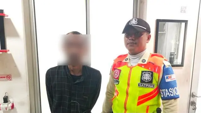 KAI Commuter mengamankan pria yang bergelantungan di luar Commuter Line rute Tanjung Priok-Jakarta Kota. (Dok KAI)