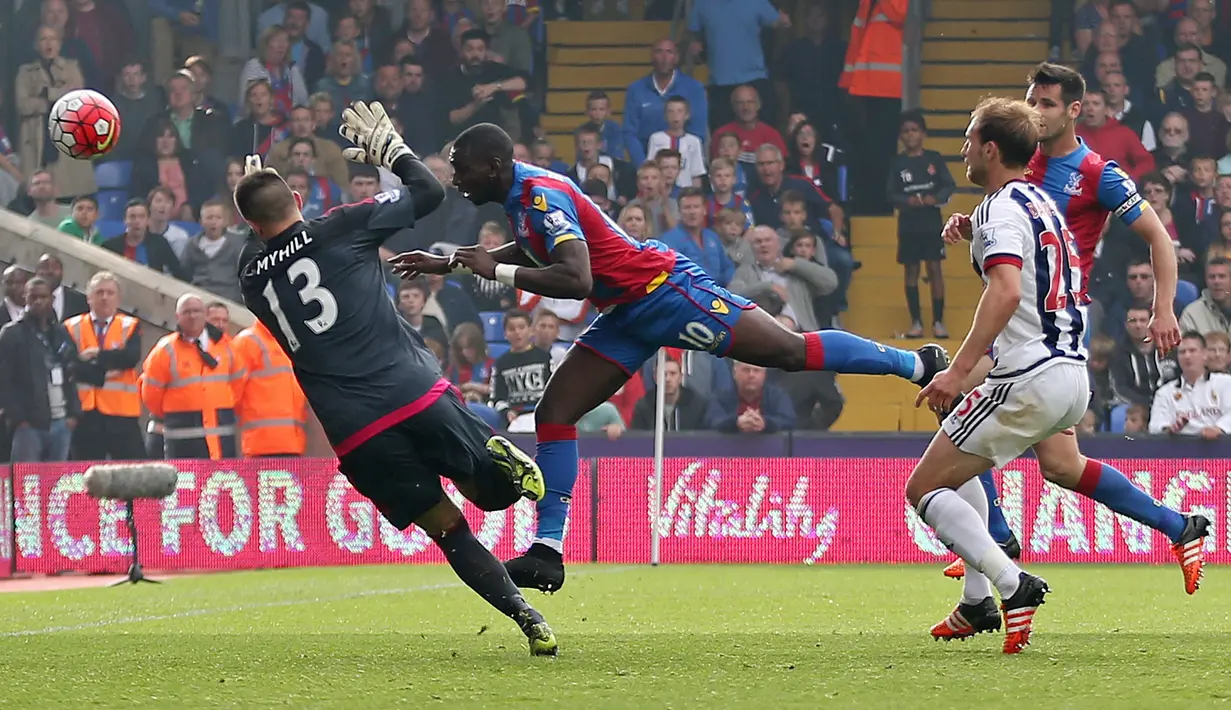 Pemain Crystal Palace Yannick Bolasie (tengah) mencetak gol pertama saat Laga Liga Inggris di Selhurst Park, London, Sabtu (3/10/2015). Crystal Palace menang 20 atas WBA. Action Images via Reuters / Matthew Childs  