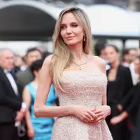 Aktris pemenang Academy Award dan Ibu Baptis Trophée Chopard 2025 Angelina Jolie berjalan di karpet merah dengan kalung yang menampilkan berlian kuning berbentuk buah pir 10 karat dan berlian kuning berpotongan radiant (33,96 cts) dan putih (20,61 cts), bersama dengan sepasang anting-anting yang dipasang dengan berlian kuning berbentuk buah pir (13,14 cts) dan putih (1,40 cts) serta berlian kuning berpotongan radiant (3,13 cts) dan putih (2,81 cts). Kedua perhiasan dari Koleksi Haute Joaillerie dibuat dari emas putih dan kuning 18 karat yang etis. Ia melengkapi penampilannya dengan cincin dari emas putih 18 karat yang etis yang dihiasi dengan berlian putih berbentuk buah pir 6,51 karat, juga dari Koleksi Haute Joaillerie.
Aktris Prancis dan peraih Trophée Chopard 2025 Marie Colomb mengenakan sepasang anting yang menampilkan berlian kuning berbentuk buah pir dengan total 15,23 karat dan berlian putih cemerlang yang dipasangkan pada emas putih dan kuning 18 karat, serta sebuah cincin emas putih dan kuning 18 karat yang dipasangkan dengan berlian kuning intens mewah 7,74 karat yang disandingkan dengan dua berlian putih dan diaspal dengan berlian cemerlang, keduanya merupakan perhiasan dari koleksi Haute Joaillerie. [Chopard]