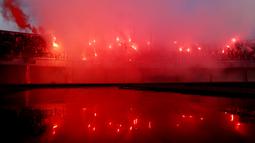 Suporter Persita Tangerang menyalakan flare saat merayakan keberhasilan Pendekar Cisadane selamat dari degradasi Liga 1 2024 di Stadion Indomilk Arena, Tangerang, Selasa (30/4/2024). (Bola.com/M Iqbal Ichsan)