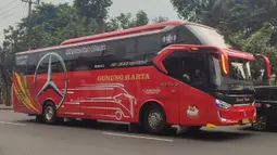 Bus milik PT Gunung Harta Transport ini memakai body terbaru keluaran karoseri Laksana model SR3. Selain itu sasisnya mengandalkan besutan Mercedes-Benz OH series bertenaga 260 Hp.