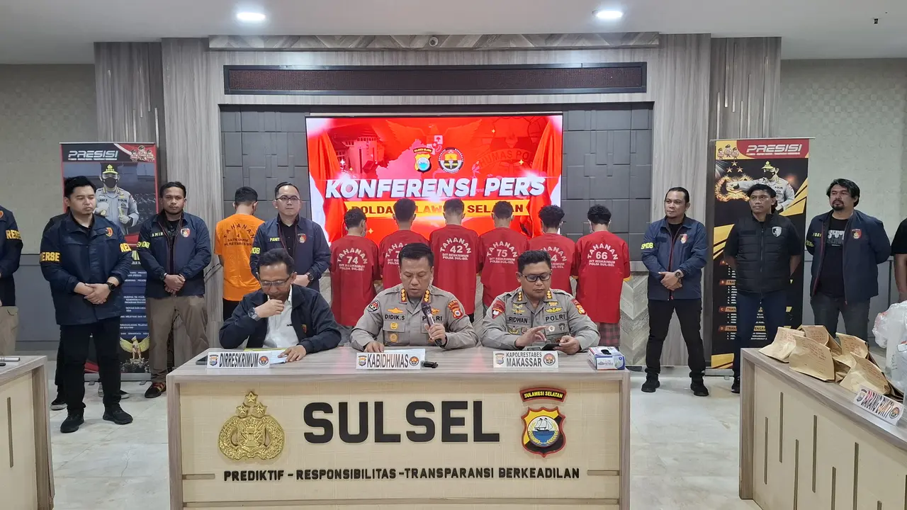 Polisi ringkus enam pelaku pembakaran rumah saat tawuran di Makassar. (Liputan6.com/Fauzan)