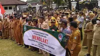Ratusan kepala desa se- Kabupaten Lumajang membentangkan spanduk berisi menolak pengunduran diri Ketua DPRD Setenpat Anang Ahmaf Syaifudddin  dari jabatanya (Istimewa)