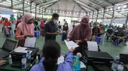 Warga saat registrasi pada kegiatan vaksinasi Covid-19 di Ponpes Minhaajurrosyidiin, Jakarta, Selasa (13/7/2021). Pada kesempatan itu, Panglima TNI mengingatkan panitia acara bahwa target pemerintah dalam program vaksinasi nasional adalah dua juta orang per harinya. (Liputan6.com/HO/Agus)