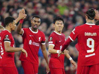 Gelandang Liverpool Wataru Endo, tengah, berselebrasi setelah mencetak gol kedua timnya ke gawang Toulouse pada matchday 3 Grup E Liga Europa 2023/2024 di Anfield, Jumat (27/10/2023) WIB. (AP Photo/Jon Super)