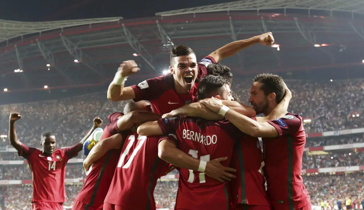 Para pemain Portugal merayakan gol yang dicetak oleh André Silva ke gawang Swiss pada laga kualifikasi Piala Dunia 2018 di Stadion Luz, Selasa (10/10/2017). Portugal menang 2-0 atas Swiss. (AP/Armando Franca)