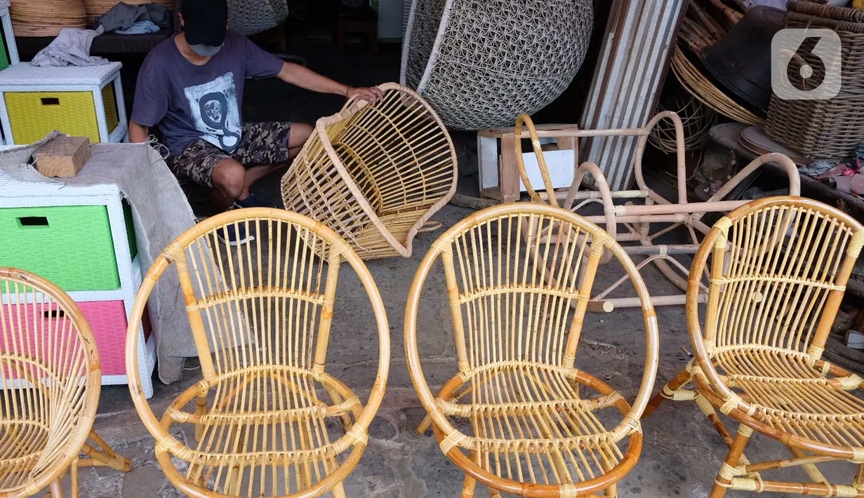 Perajin menyelesaikan kerajinan dari bahan rotan di Jakarta, Senin (13/9/2021). UMKM akan menjadi sektor dunia usaha yang memagang peranan penting dalam pemulihan ekonomi karena telah berkontribusi sebagai penyumbang terbesar Produk Domestik Bruto (PDB) dalam negeri. (Liputan6.com/Angga Yuniar)