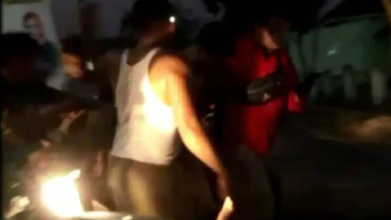Dua pelajar digebuki massa karena diduga menjambret ponsel milik dua remaja putri. (Foto: Liputan6.com/tangkapan layar video)
