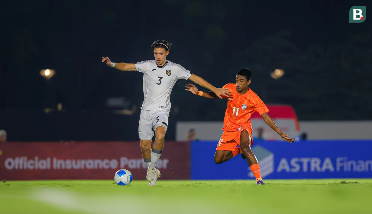 Pemain Timnas Indonesia U-22, Dion Markx (kiri) berebut bola dengan pemain India, Parthib Sundar dalam laga uji coba di Stadion Madya, Senayan, Jakarta, Minggu (13/10/2025). (Bola.com/Bagaskara Lazuardi)