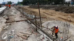 Pekerja membuat pondasi turap jalan sebagai awal pengerjaan proyek penataan ulang Kalijodo, Jakarta, Jumat (18/3). Setelah dihancurkan kawasan dengan luas lahan 2,5 hektar di Kalijodo akan digunakan untuk RPTRA. (Liputan6.com/Gempur M Surya)