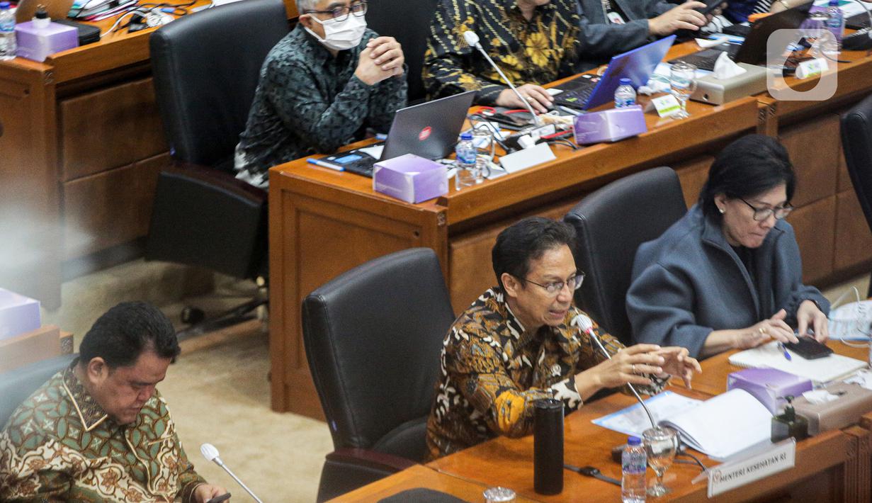 Menteri Kesehatan RI Budi Gunadi Sadikin (tengah) rapat kerja dengan Komisi IX DPR di Gedung Parlemen, Jakarta, Rabu (8/2/2023). Rapat membahas penjelasan strategi percepatan pelaksanaan transformasi kesehatan tahun 2023, strategi percepatan penanganan penyakit tidak menular dan penyakit menular dan pemenuhan tenaga dokter spesialis melalui program Academic Health System (AHS) serta peta jalan lintas sektoral terkait kemandirian obat dan alat kesehatan dalam negeri. (Liputan6.com/Faizal Fanani)