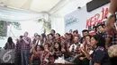 Puluhan masyarakat dari berbagai kalangan pendukung Ahok-Djarot berfoto bersama Cagub DKI Jakarta Basuki Tjahaja Purnama di rumah lembang, Jakarta, Kamis (15/12). Mereka merasa terenyuh pada Ahok saat menangis di persidangan. (Liputan6.com/Faizal Fanani)