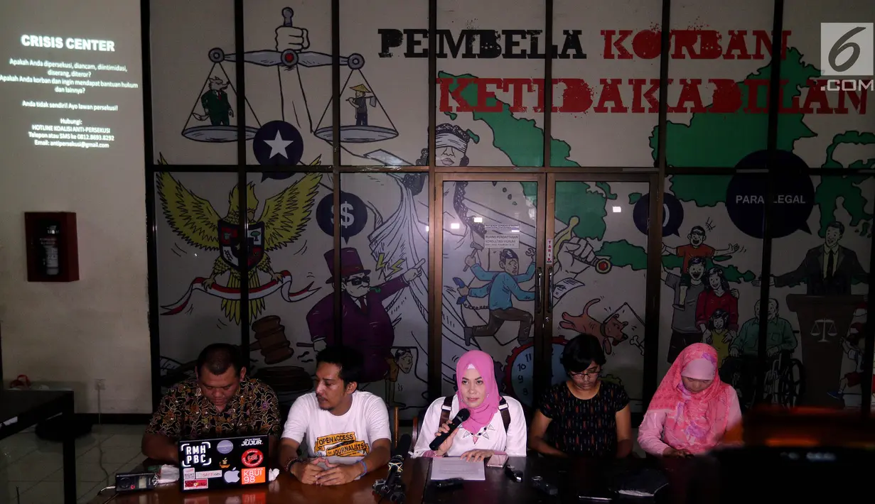 Dokter Fiera Lovita didampingi aktivis YLBH memberikan keterangan, Jakarta, Kamis (1/6). Fiera menjelaskan adanya intimidasi setelah mengunggah postingan di akun media sosial miliknya yang dinilai melecehkan Rizieq Shihab. (Liputan6.com/Johan Tallo)