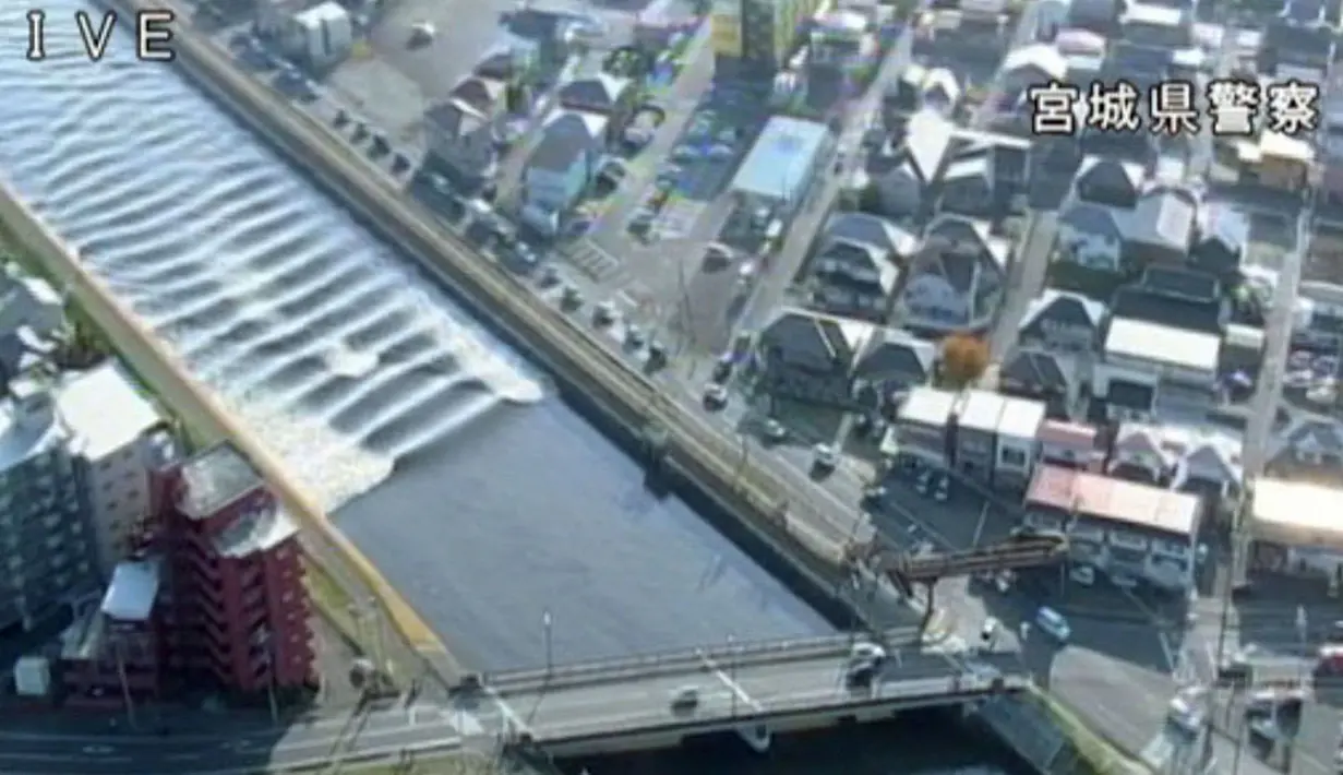 Sebuah gelombang pasang terlihat di Sungai Sunaoshi setelah peringatan tsunami dikeluarkan menyusul gempa bumi di Tagajo, Prefektur Miyagi, Jepang, Selasa (22/11). Gempa bumi berkekuatan 7,3 skala richter (SR) melanda Jepang bagian utara (REUTERS)