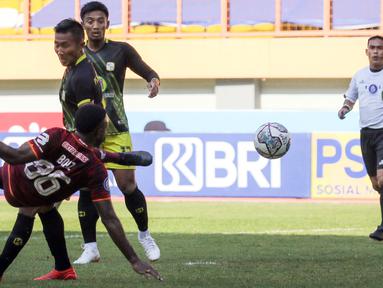 Bermain di Stadion Wibawa Mukti, Bekasi, kedua tim langsung bermain menekan sejak babak pertama dimulai. Borneo FC memiliki peluang pada menit ke-13, sayang tendangan dari Boaz Salossa masih jauh melambung di atas mistar gawang. (Bola.com/Bagaskara Lazuardi)