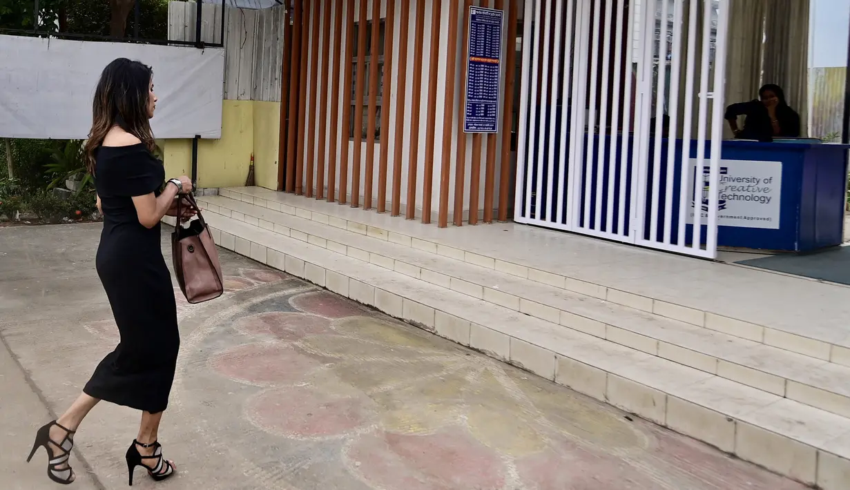 Yasin Ahmed Sokal, seorang transpuan Bangladesh, selalu menginginkan kebebasan untuk berpakaian seperti saudara perempuannya. (Munir uz ZAMAN / AFP)