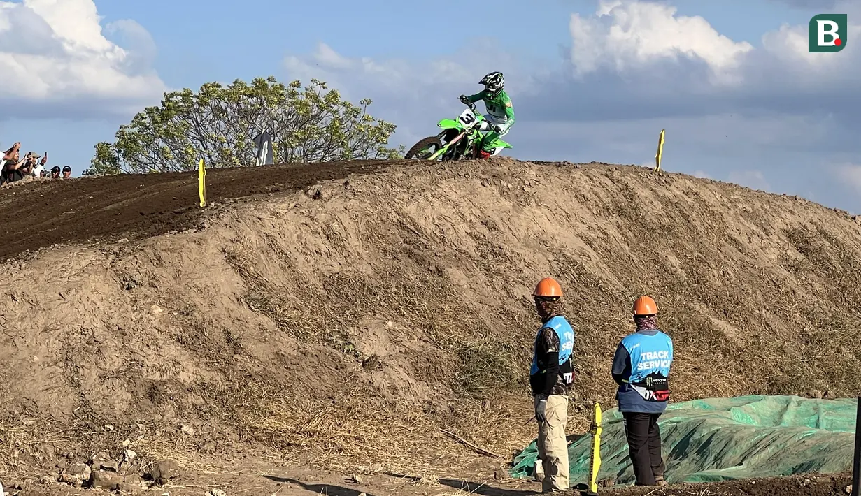 Pembalap Kawasaki Racing Team, Romain Febrve menjadi yang tercepat dalam latihan bebas MXGP Sumbawa 2023 yang digelar di Sirkuit Samota, NTB, Sabtu (24/6/2023) pagi WIB. (Bola.com/Wiwig Prayugi)MXGP 2023