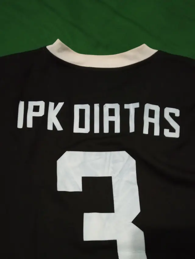 6 Potret Tulisan Nama di Jersey Ini Kocak, Bikin Senyum-Senyum