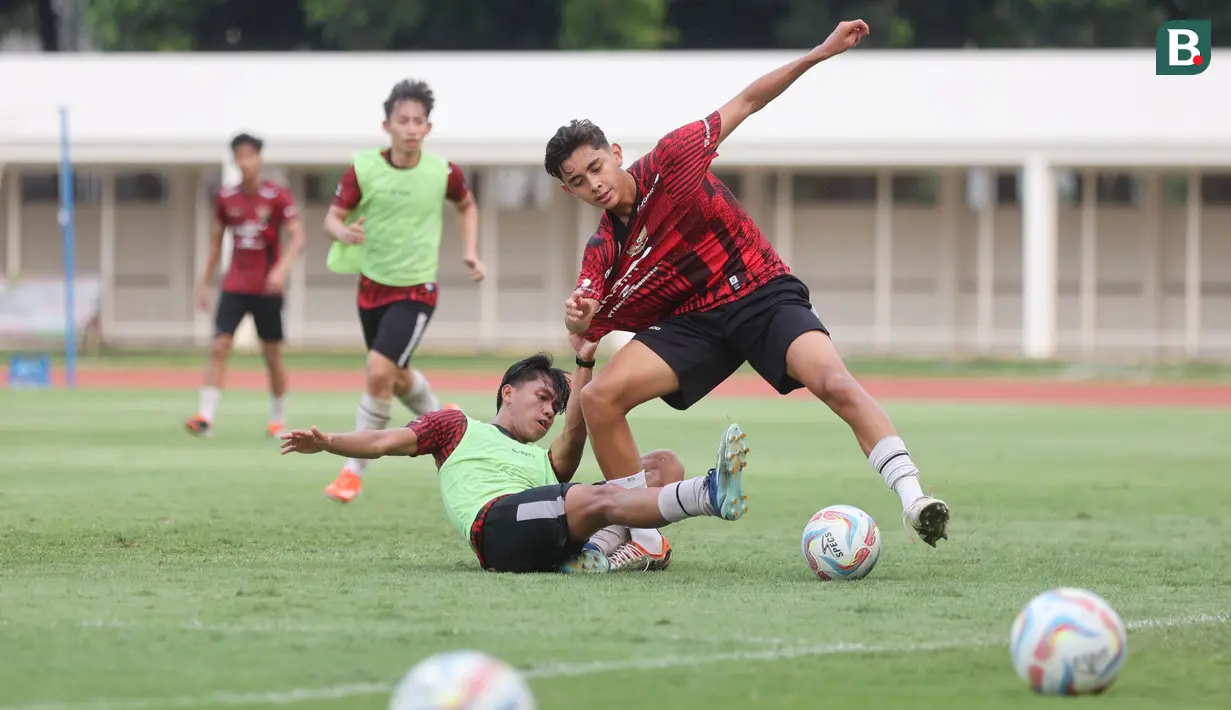 <p>Pemain Timnas Indonesia U-19, Welber Jardim (kanan) berebut bola dengan Toni Firmansyah saat menjalani gim internal dalam rangkaian pemusatan latihan Timnas Indonesia U-19 di Stadion Madya, Senayan, Jakarta, Senin (1/7/2024) sebagai persiapan menghadapi ajang Piala AFF U-19 2024 yang akan berlangsung pada 17 hingga 29 Juli 2024. (Bola.com/M Iqbal Ichsan)</p>