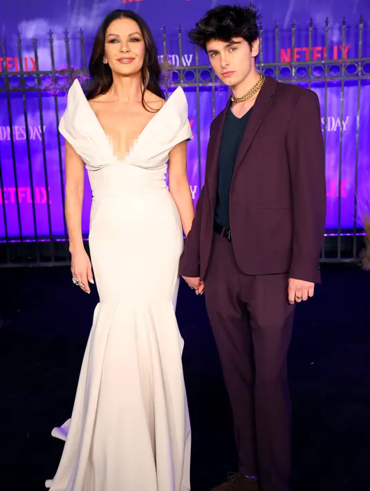 Catherine Zeta-Jones dan putranya Dylan Michael Douglas berpose saat menghadiri pemutaran perdana film Netfilx "Wednesday" di Los Angeles, California pada 16 November 2022. (Leon Bennett/Getty Images/AFP)