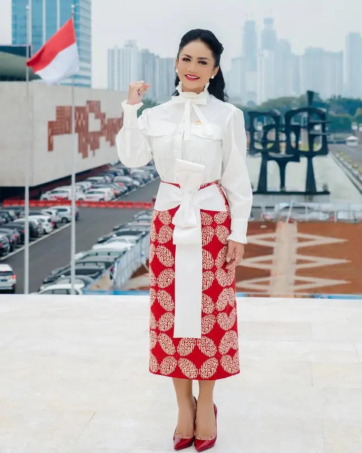 8 Inspirasi Batik dan Kebaya Merah Putih ala Kris Dayanti, Cocok untuk Hari Kemerdekaan 17 Agustus 1945 HUT RI ke-80