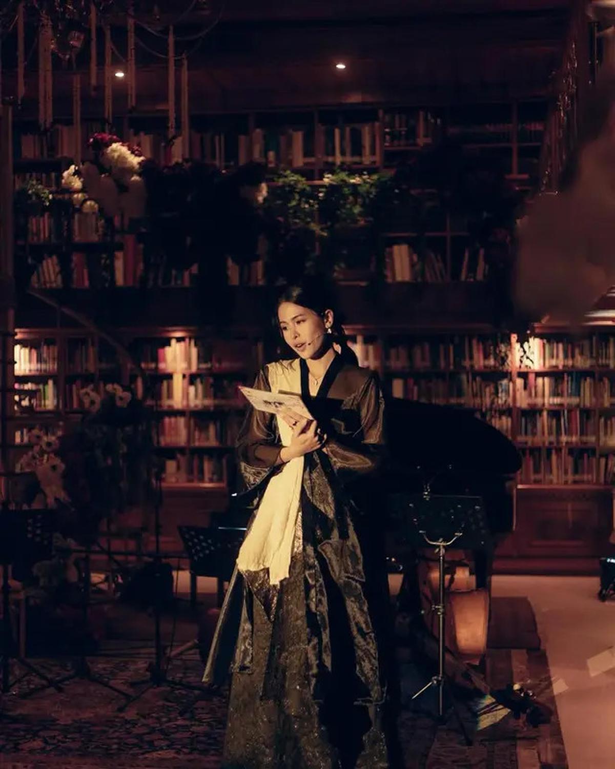 Tampilan Magis Maudy Ayunda Bacakan Puisi Perjalanan Cinta Habibie Ainun dengan Kebaya Tembus Pandang