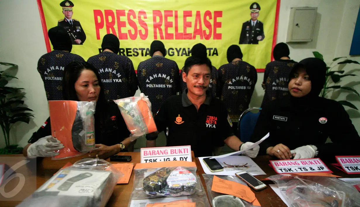 Kasat Resnarkoba Kompol Sugeng Riyadi (tengah) menunjukan barang bukti saat gelar perkara kasus Narkoba di Polresta Yogyakarta, (3/3/16).Pada gelar perkara tersebut , terjaring 6 orang tersangka.(Boy Harjanto)