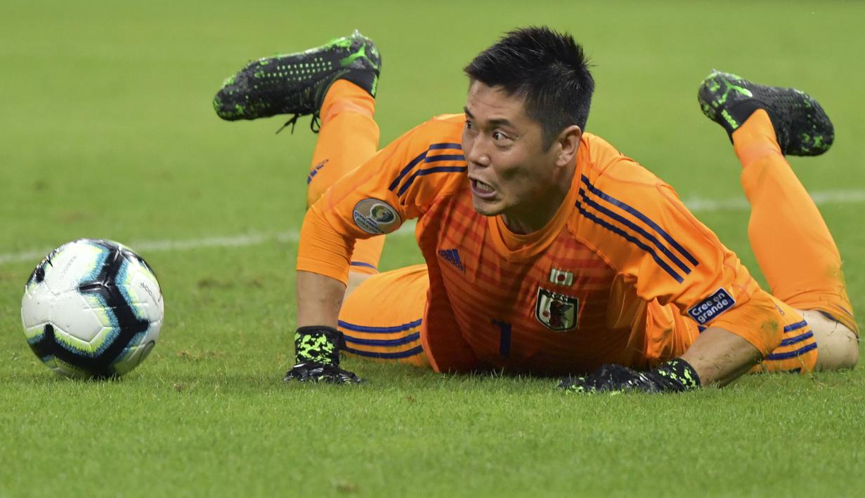 Eiji Kawashima menjadi pemain tertua di Piala Dunia 2022. Ia merupakan kiper Timnas Jepang. Pemain 39 tahun itu diketahui masih mampu tampil konsisten bersama klubnya Strasbourg. Dengan pengalaman dan jam terbangnya, Kawashima menjadi modal penting di skuad Samurai Biru. (AFP/Luis Acosta)