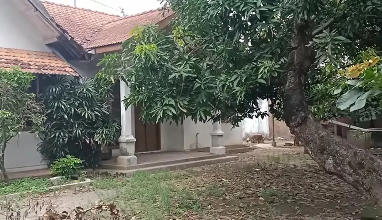 Halaman depan rumah Abiem tampak luas sehingga banyak pohon besar seperti mangga yang ada di depan rumahnya. Halaman rumah juga tampak tak terurus. [Youtube/Rizquna Channel]