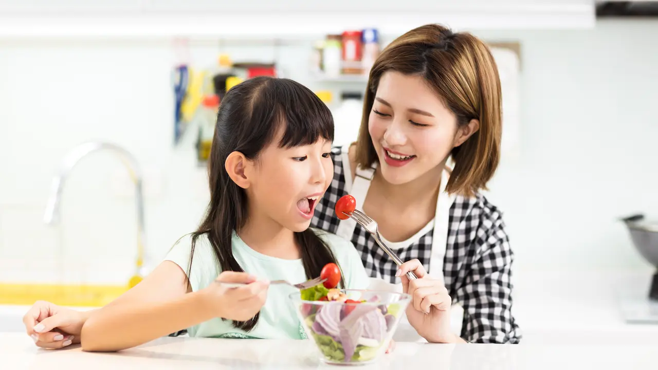 anak makan