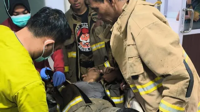 Dua petugas pemadam kebakaran dilaporkan terluka saat berjibaku memadamkan si jago merah di Jalan Pasar Senen Dalam VI, RT 014/RW 04, Kelurahan Senen, Jakarta Pusat, pada Senin (15/9/2025) dini hari.