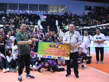 Tim putri Jakarta BIN sukses meraih predikat juara putaran pertama final four PLN Mobile Proliga 2024 usai mengalahkan Jakarta Popsivo Polwan 3-0 (25-13, 37-35, 26-24) pada hari terakhir di GOR Bung Tomo, Surabaya, Minggu (7/7/2024). Di klasemen akhir putaran pertama final four, Jakarta BIN sama-sama mengoleksi 6 poin hasil dua kemenangan dan satu kali kalah bersama Electric PLN. Namun Megawati Hangestri dkk unggul dalam rasio set 1,75 berbanding 1,20. Sebagai juara, Jakarta BIN berhak membawa pulang hadiah uang pembinaan sebesar Rp 60 juta. (Dok. PBVSI)